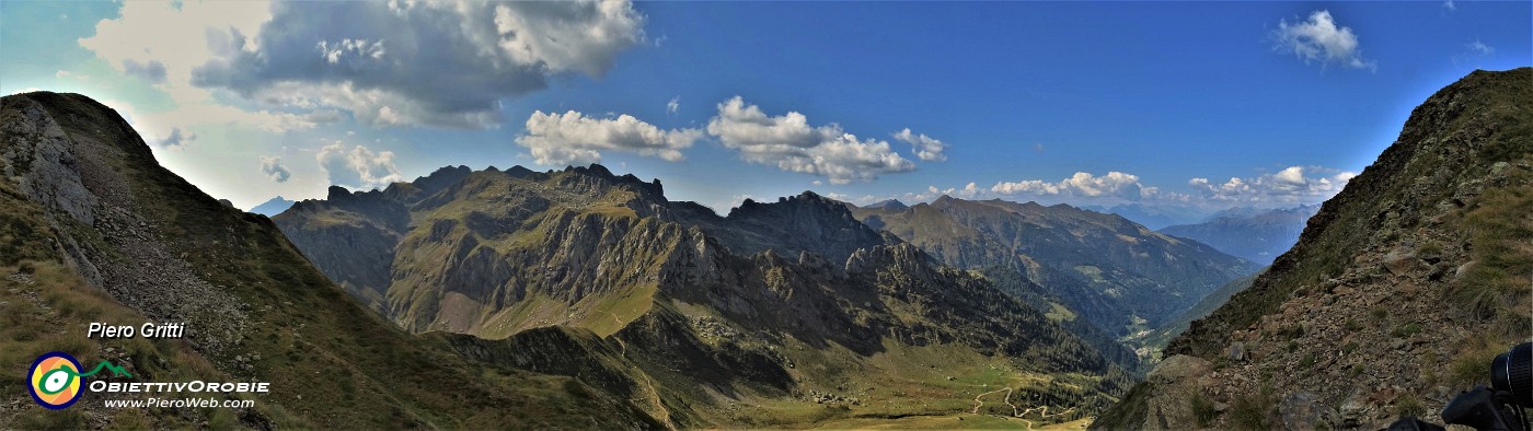 73 Bella vista sulla Val Gerola con Rif. e Passo di Salmurano e regione del Rif. Benigni.jpg